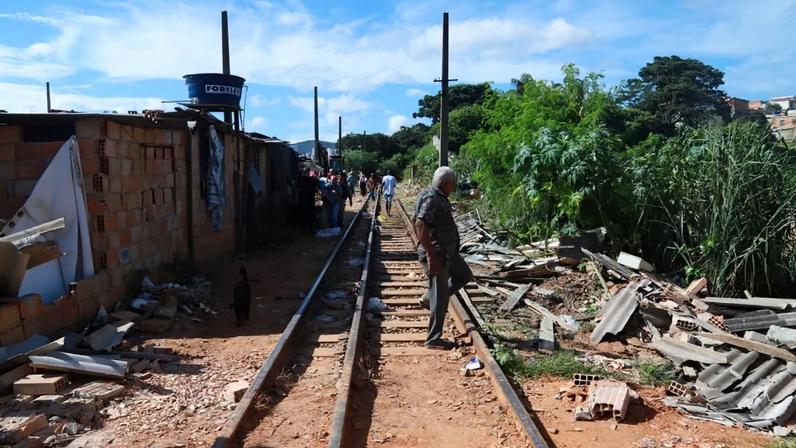 Moradores afirmam que não houve apresentação de documentos que autorizassem as demolições