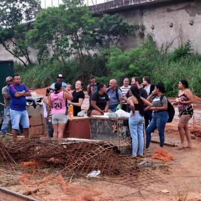 Moradores protestam após demolição de casas na Linha 2 do metrô