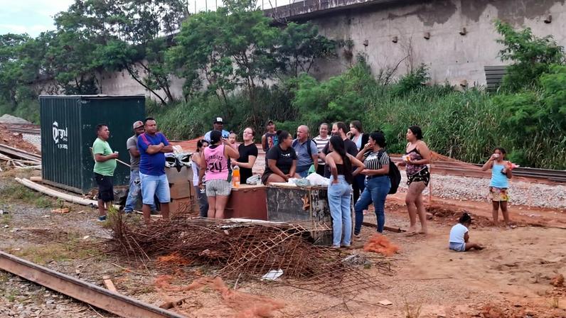 Os moradores cobraram transparência no processo de desapropriação para as obras da Linha 2 e respeito às famílias da região