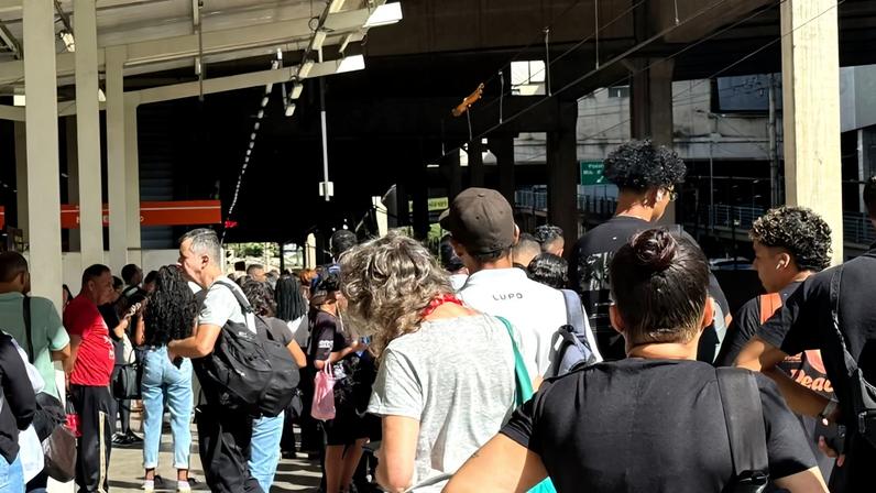 Atraso de 40 minutos provoca desembarque e lotação na estação Vilarinho