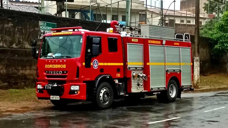 Incêndio em galpão com 10 toneladas de inflamável mobiliza bombeiros em MG