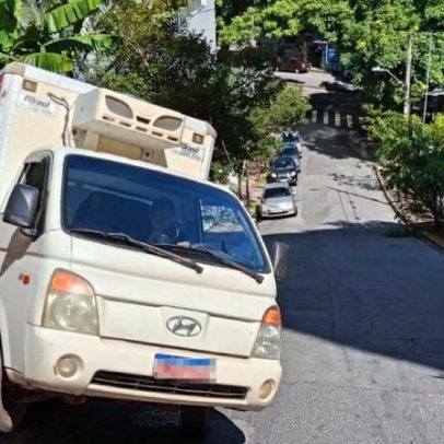 Caminhão fica preso ao não conseguir subir morro no Santo Antônio, BH