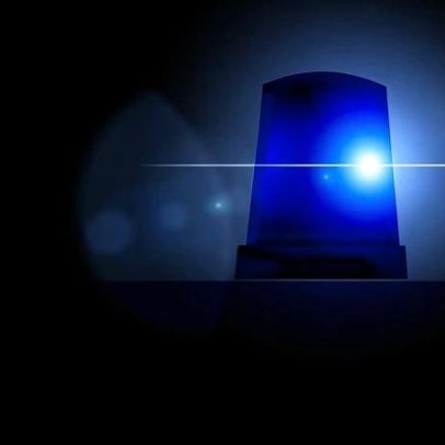 Homem perseguido é baleado; adolescente brincando na rua também é atingido