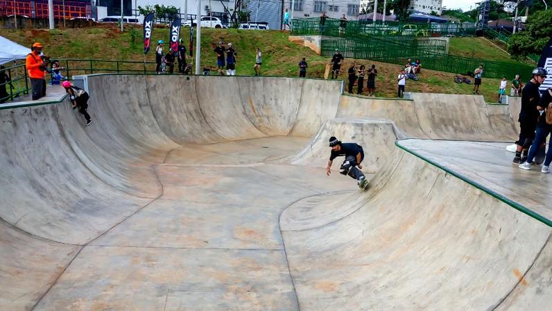 Nova pista reuniu skatistas, ciclistas e praticantes de patins durante reabertura da praça