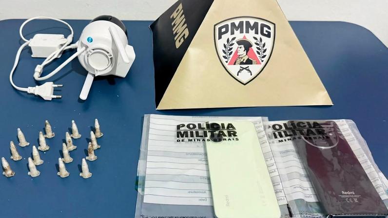 Durante as buscas, foram apreendidos 15 pinos de substância semelhante à cocaína, além de dois celulares e uma câmera de monitoramento