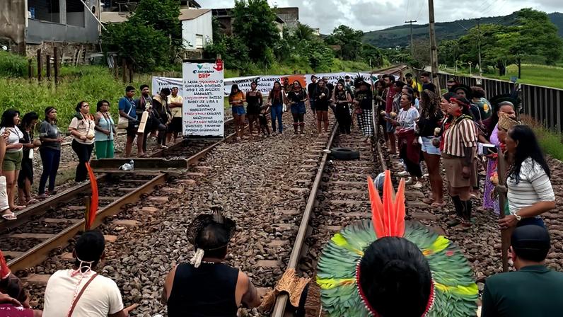 Indígenas Tupiniquim e Guarani do Espírito Santo fecham a ferrovia no trecho mineiro