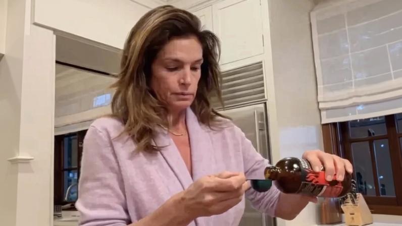 Cindy Crawford é criticada pela rotina matinal e comentário sobre dinheiro