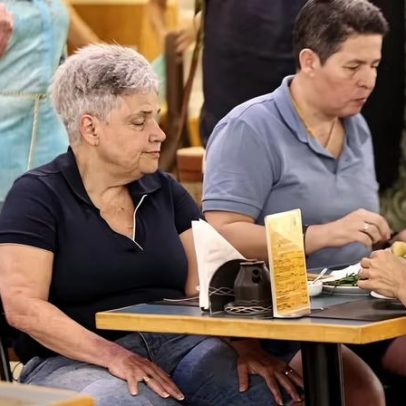 Claudia Rodrigues é fotografada com a namorada Adriane Bonato fora da TV