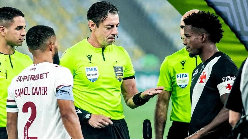 Samuel Xavier e Thiago Mendes com a equipe de arbitragem antes de Vasco x Fluminense no Maracanã (Foto: Juliandresson Silva/Gazeta Press)