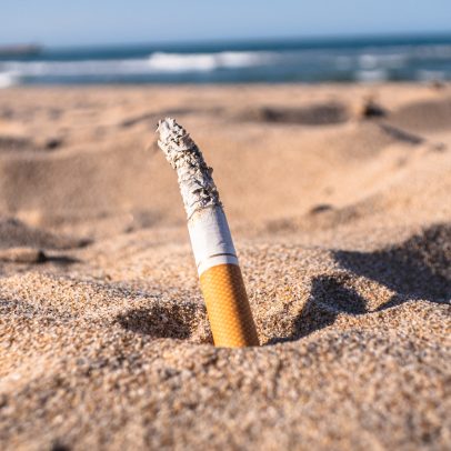 Brasil fica em 4º no ranking global de praias com mais bitucas de cigarro