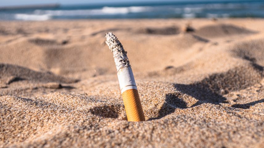 Brasil fica em 4º no ranking global de praias com mais bitucas de cigarro
