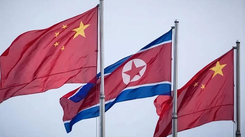 Em uma foto tirada em 19 de junho de 2019, bandeiras norte-coreanas e chinesas tremulam na praça Kim Il Sung em Pyongyang