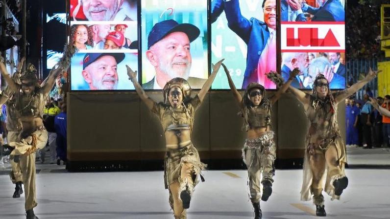Comissão de frente da Acadêmicos de Niterói no desfile em homenagem a Lula