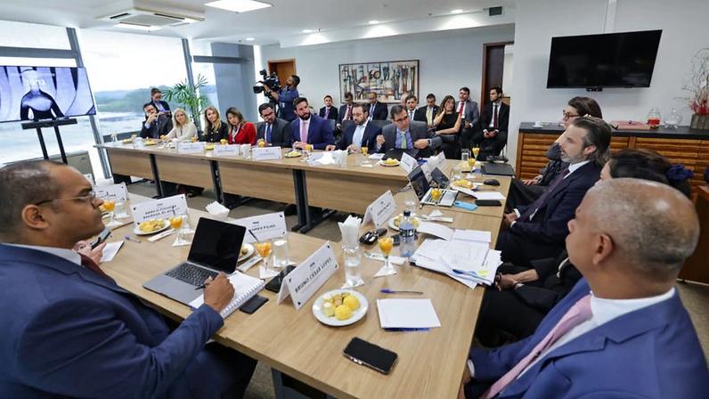 Os cenários calculados indicam que, caso os penduricalhos correspondam a 30% do teto, é possível ter um saldo positivo de R$ 180 milhões; na imagem, a comissão técnica em reunião sobre verbas indenizatórias