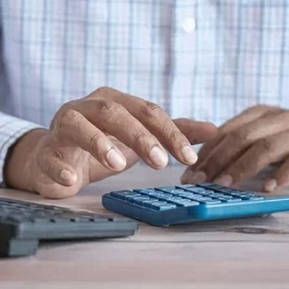 Famílias brasileiras destinam até 80% da renda a despesas, aponta Serasa