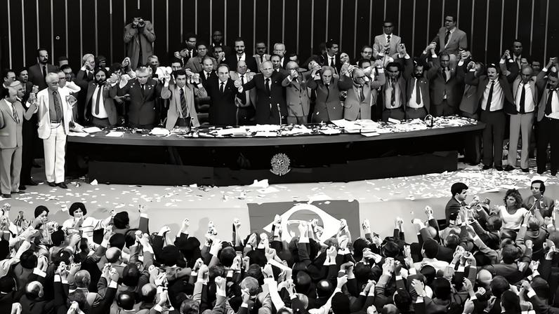 Sessão da Assembleia Nacional Constituinte de promulgação da Constituição de 1988 — Foto: Arquivo Agência Brasil