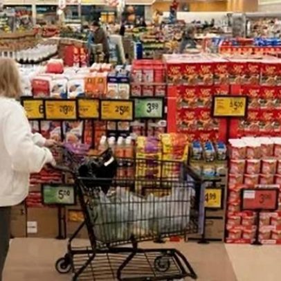 Confiança do consumidor dos EUA cai para menor nível desde dezembro