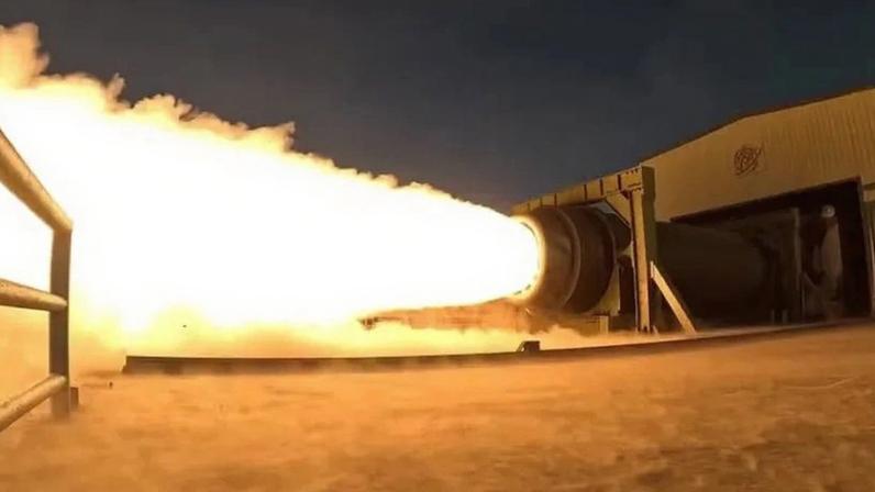 Na imagem, teste de motor a combustível sólido