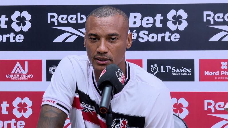 Jeferson, novo zagueiro do Santa Cruz, durante apresentação no Arruda. — Foto: Reprodução/ge