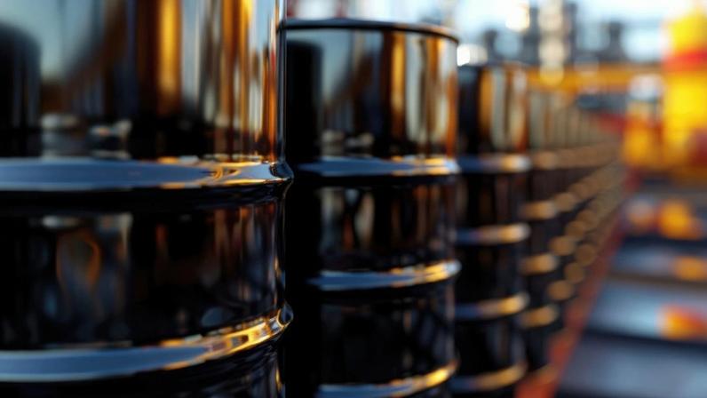 Petróleo sobe e caminha para maior alta mensal em décadas