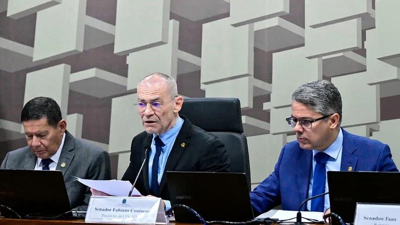 A cúpula da CPI do Crime Organizado: o vice-presidente Hamilton Mourão (Republicanos-RS), o presidente Fabiano Contarato (PT-ES) e o relator Alessandro Vieira (MDB-SE). Foto: Geraldo Magela/Agência Senado