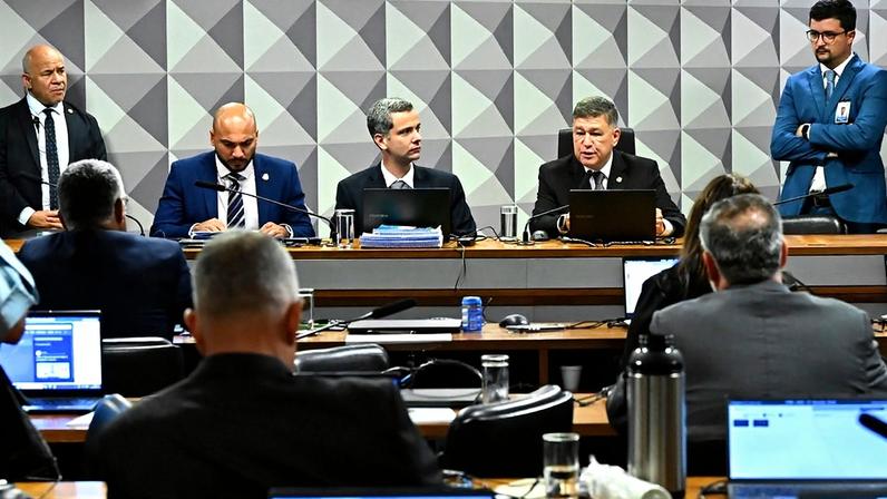 Presidente da CPMI do INSS promete ler o relatório de mais de 5 mil páginas até o final, com 228 indiciamentos. (Foto: Jefferson Rudy/Agência Senado)