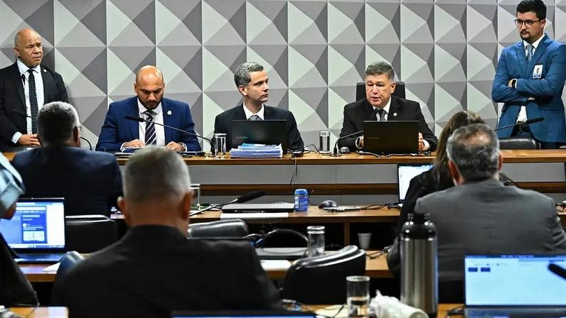 Presidente da CPMI do INSS promete ler o relatório de mais de 5 mil páginas até o final, com 228 indiciamentos. (Foto: Jefferson Rudy/Agência Senado)