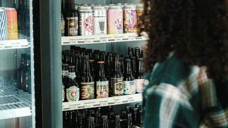 The shift from beer being packaged in cans instead of bottles is “levelling off in the US, according to new research from the Brewers Association (BA). Could this have been impacted by tariffs on aluminium? db finds out.