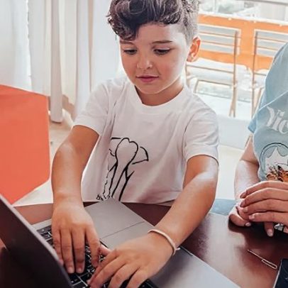 OpenAI lança guias para conversar com adolescentes sobre IA