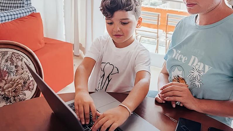 O ChatGPT adicionou medidas em sua plataforma em setembro de 2025, permitindo que familiares e responsáveis pudessem personalizar a experiência dos menores