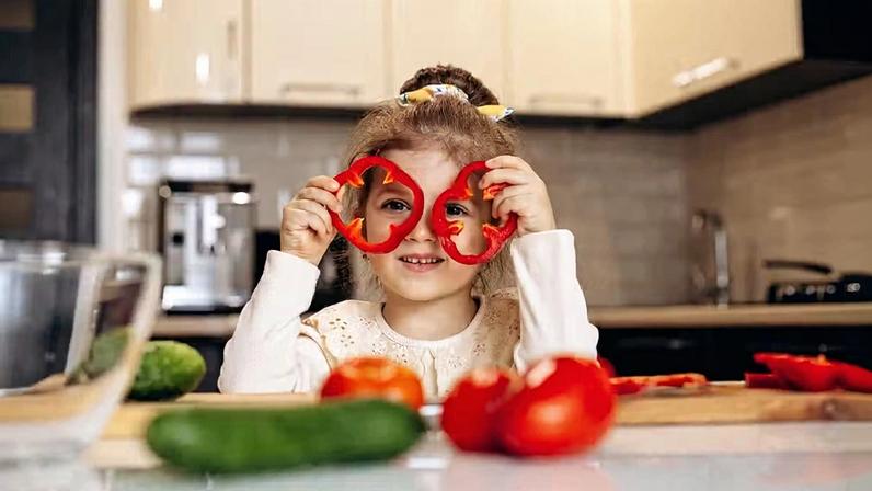 Apesar do maior risco de deficiências nutricionais, suplementação e acompanhamento podem ser suficientes para uma possível ter uma alimentação equilibrada — Foto: senivpetro/Freepik