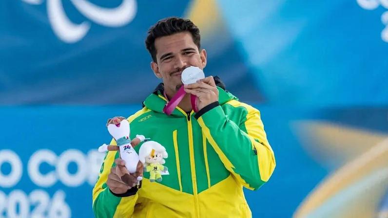 Cristian Ribera recebe a medalha de prata nas Paralimpíadas (Foto: Alessandra Cabral/CPB)