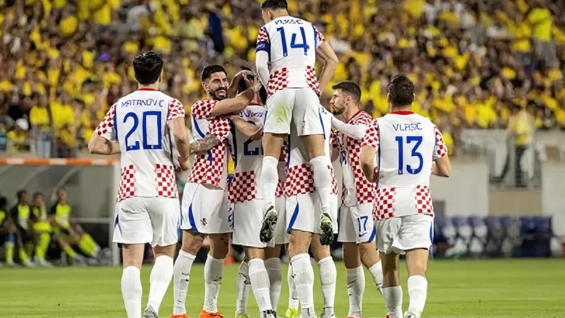 Jogadores da Croácia celebram vitória sobre a Colômbia