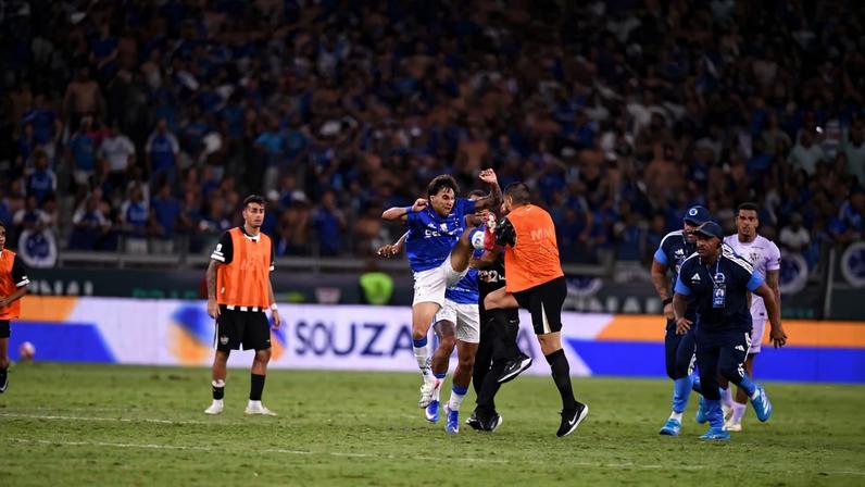 Kaio Jorge, do Cruzeiro, e Junior Alonso, do Atlético, trocam socos e pontapés durante briga generalizada no gramado do Mineirão