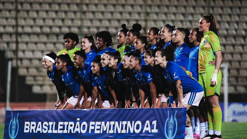 Jogadoras do Cruzeiro Feminino em pose para foto