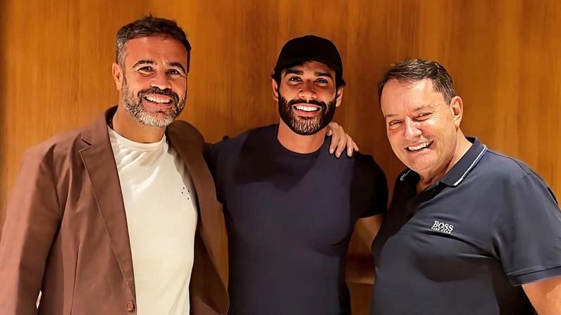 Gusttavo Lima visita Pedrinho e técnico Artur Jorge no Cruzeiro