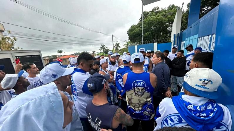 Integrantes da Máfia Azul foram recebidos por Pedro Lourenço, dono da SAF do Cruzeiro
