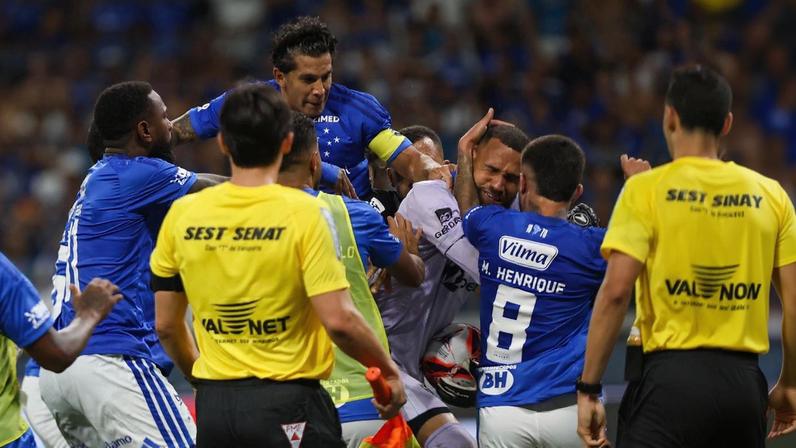 Briga generalizada no clássico Cruzeiro x Atlético