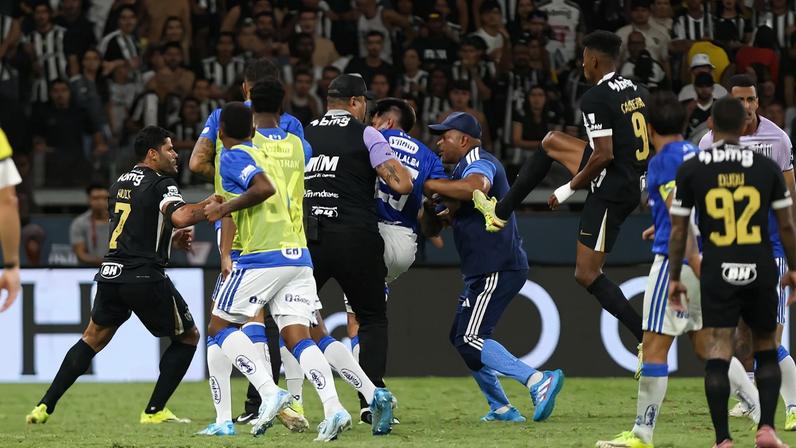 Confusão entre jogadores marcou o clássico entre Cruzeiro e Atlético