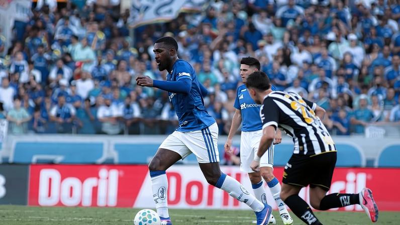 Gerson, do Cruzeiro, no jogo com o Santos, pelo Brasileiro 2026