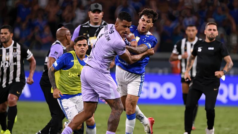 Última partida entre Cruzeiro e Atlético, pelo Campeonato Mineiro, terminou em confusão generalizada entre jogadores das duas equipes