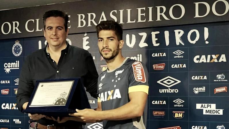 Em 2017, Lucas Silva recebeu do vice de futebol Bruno Vicintin, uma placa comemorativa pelos 100 jogos com a camisa celeste