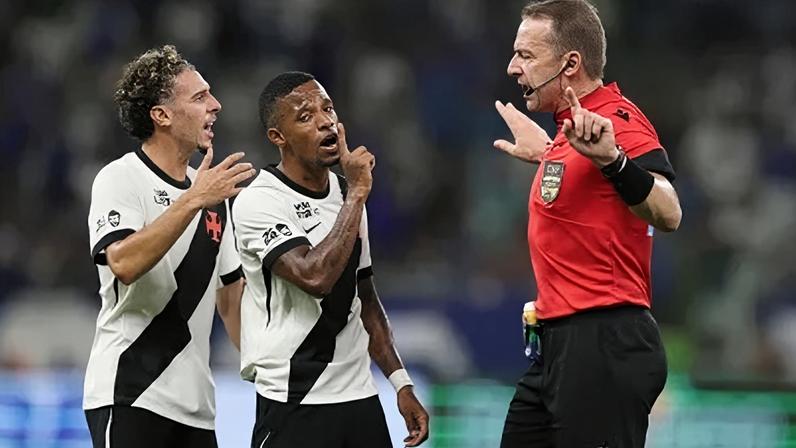 Jogadores do Vasco reclamam com o árbitro na partida contra o Cruzeiro