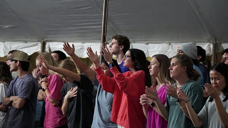 Mais de mil universitários participam de culto; 80 aceitam Jesus