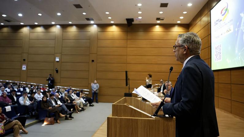 O ministro da Saúde, Alexandre Padilha, na abertura da Coalizão Global do G20 para Produção Local e Regional, Inovação e Acesso Equitativo, na Fiocruz.
