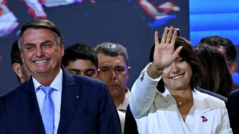 PL Mulher aponta que Michelle não exibiu vídeo de Eduardo a Jair Bolsonaro