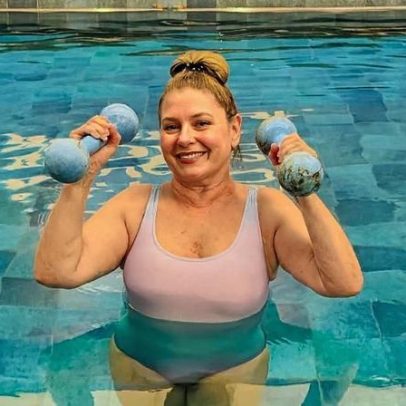 Vera Fischer, 74, diz que fisioterapia aquática melhora dores, força e postura