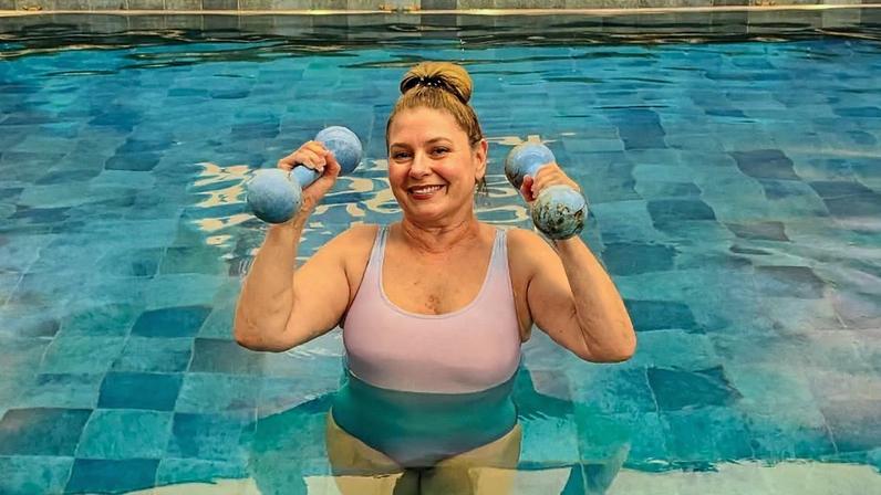 Vera Fischer, 74, diz que fisioterapia aquática melhora dores, força e postura