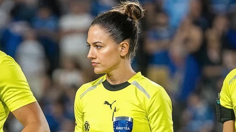 Daiane Muniz durante partida da Pré-Libertadores; árbitra foi escolhida para apitar a semifinal do Paulistão entre Palmeiras e São Paulo