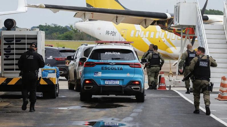 Agentes da PF conduzem Daniel Vorcaro à pista do aeroporto de São José dos Campos (SP) rumo a Brasília, na última sexta-feira (6). (Foto: Isaac Fontana/EFE)
